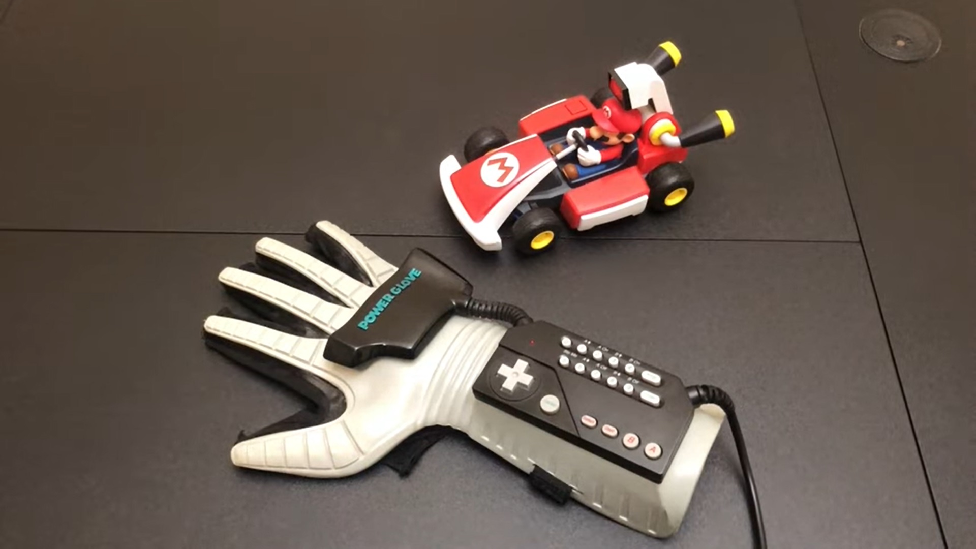 Power Glove ถุงมือเล่นเกมของ Nintendo ถูกดัดแปลงให้สามารถเล่นเกม Nintendo Switch ได้แล้ว