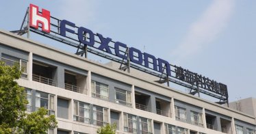 คนงาน Foxconn ในเมืองเจิ้งโจวหลายร้อยคนปะทะกับเจ้าหน้าที่ตำรวจ