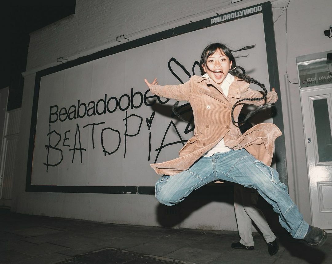 [สัมภาษณ์] ‘Beabadoobee’ กับการเดินทางอย่างอิสระสู่โลกแห่งเสียงดนตรี ‘Beatopia’