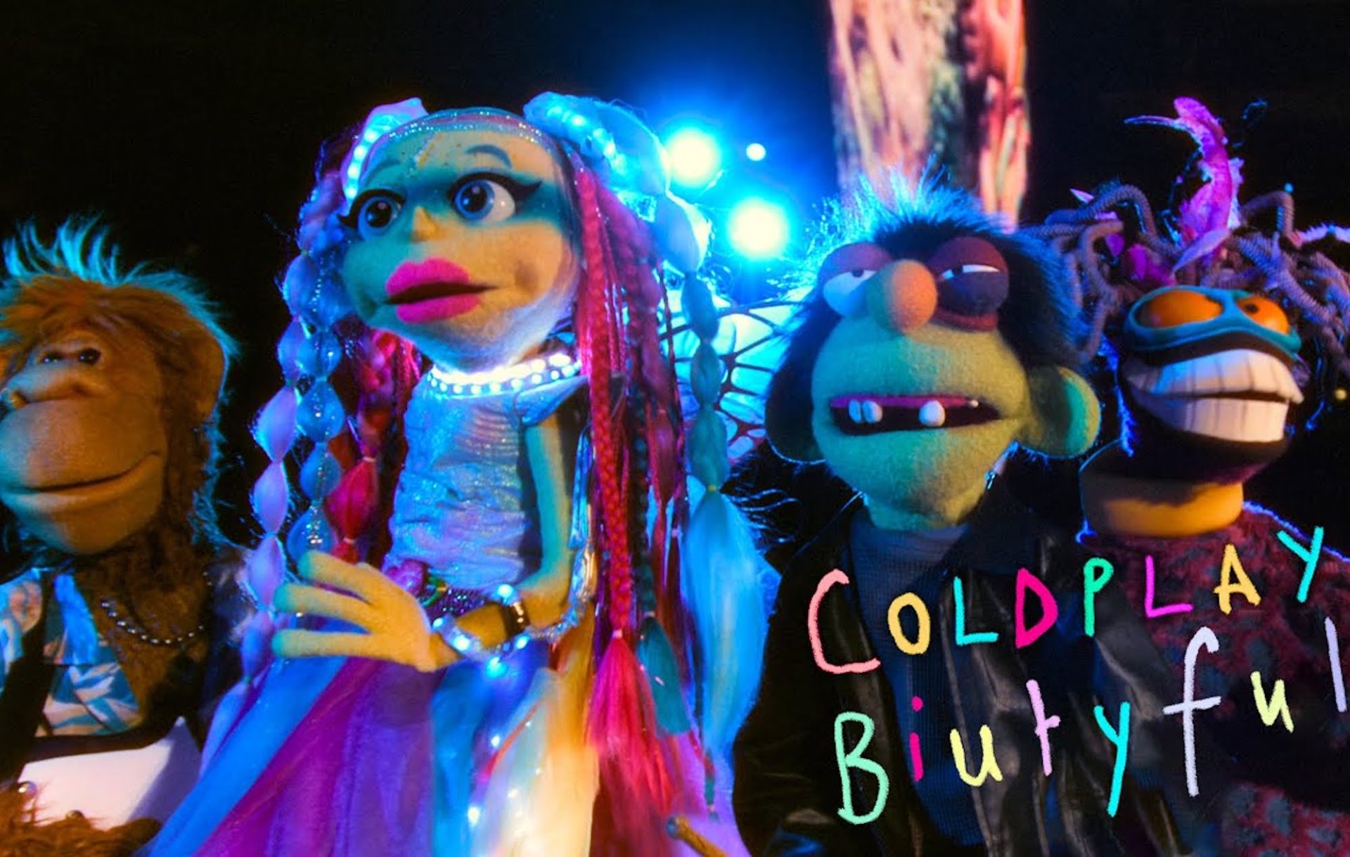 Coldplay ปล่อยมิวสิกวิดีโอ “Biutyful” มีวงหุ่นมือ ‘The Weirdos’ มาร่วมแจม