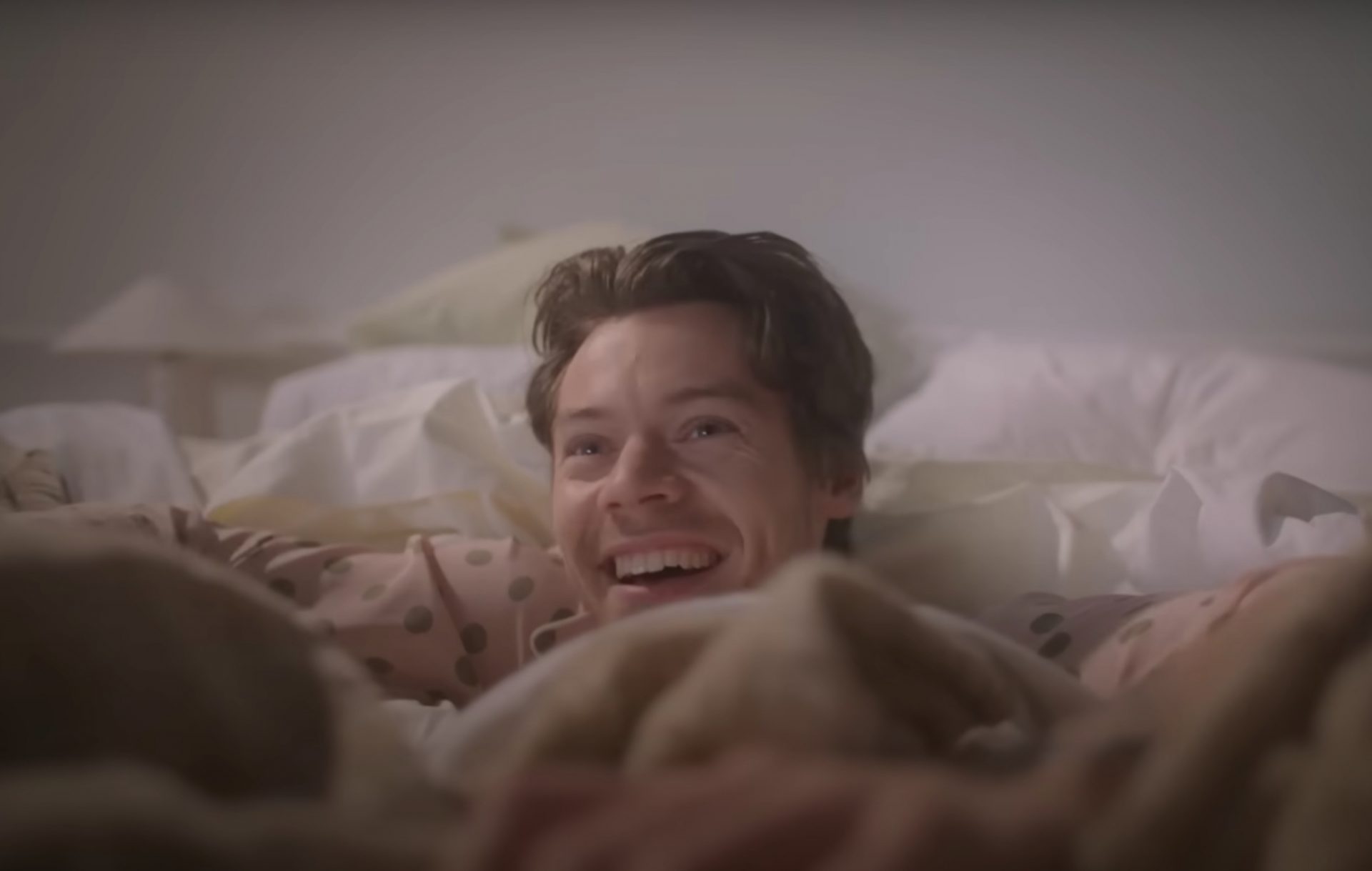 Harry Styles ปล่อยมิวสิกวิดีโอเพลง “Late Night Talking” ท่วงทำนองสดใสของหนุ่มคลั่งรัก