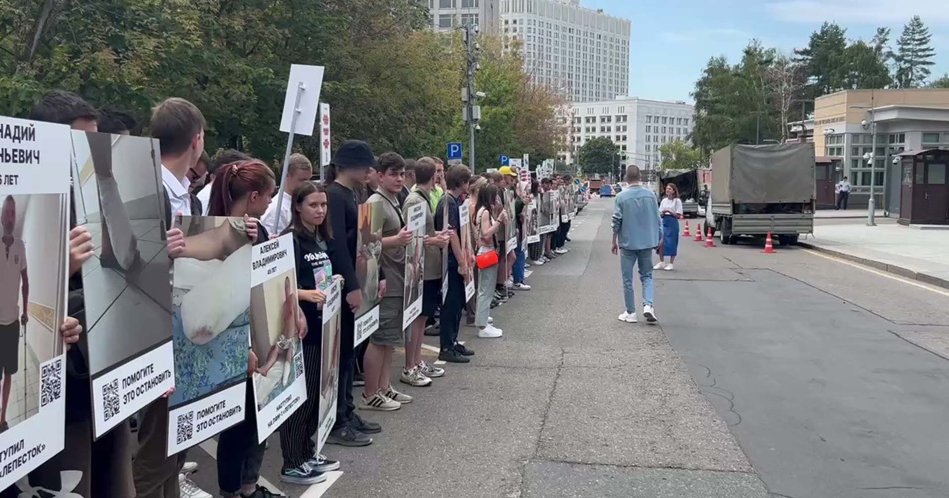 กลุ่มวัยรุ่นรัสเซียเรียกร้องให้ สหรัฐฯ – อังกฤษ หยุดสนับสนุนอาวุธแก่ยูเครน