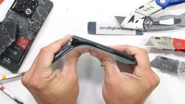 OnePlus ออกตัวปกป้อง OnePlus 10T หลัง JerryRigEverything หักเครื่องคามือขณะทดสอบความทนทาน!