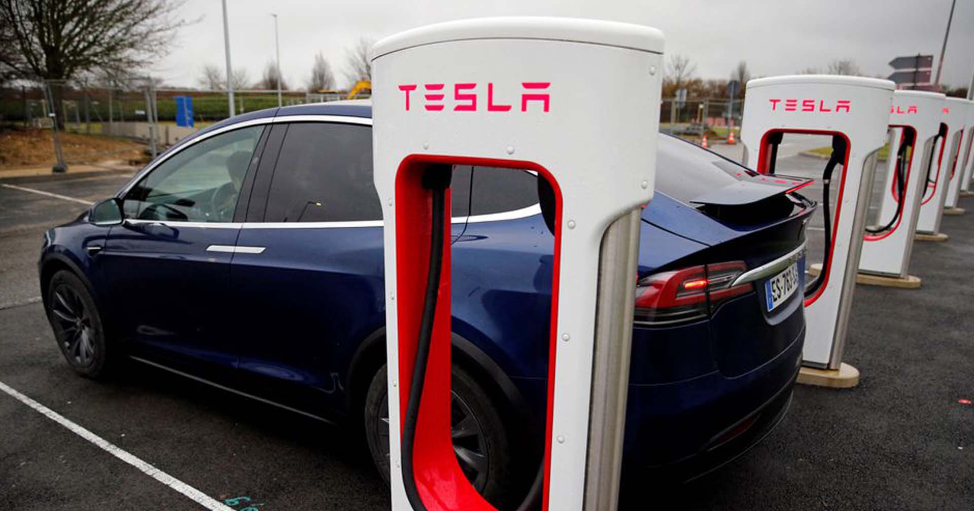 เครือข่ายชาร์จอีวี Electrify America จะเพิ่มขั้วต่อ NACS ของ Tesla ภายในปี 2025