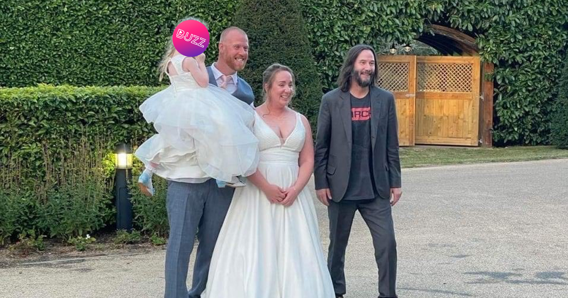 เจ้าบ่าวคนหนึ่งชวน Keanu Reeves เข้าร่วมงานแต่งแบบขำ ๆ แต่เจ้าตัวดันมาจริง