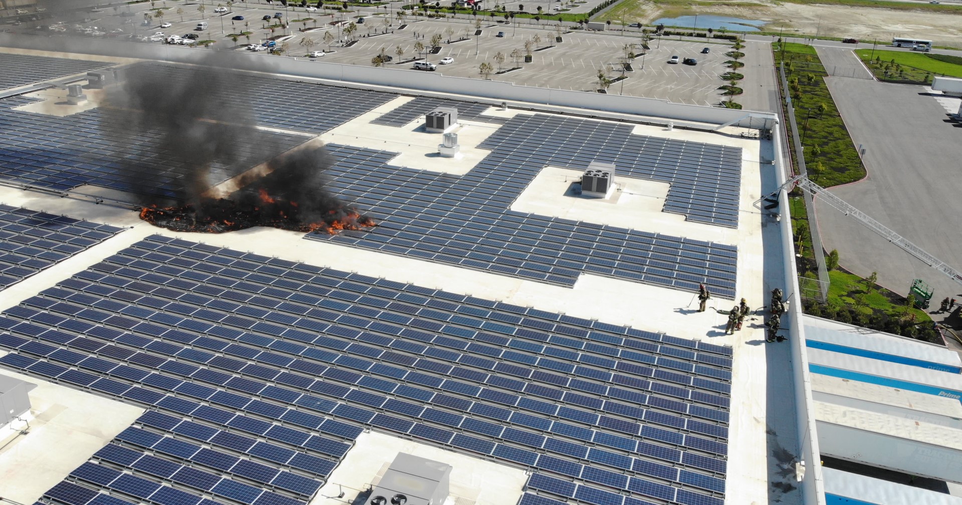 Amazon ยุติการใช้ Solar Roof ในสหรัฐฯ ชั่วคราวหลังเกิดเพลิงไหม้ใหญ่หลายจุด