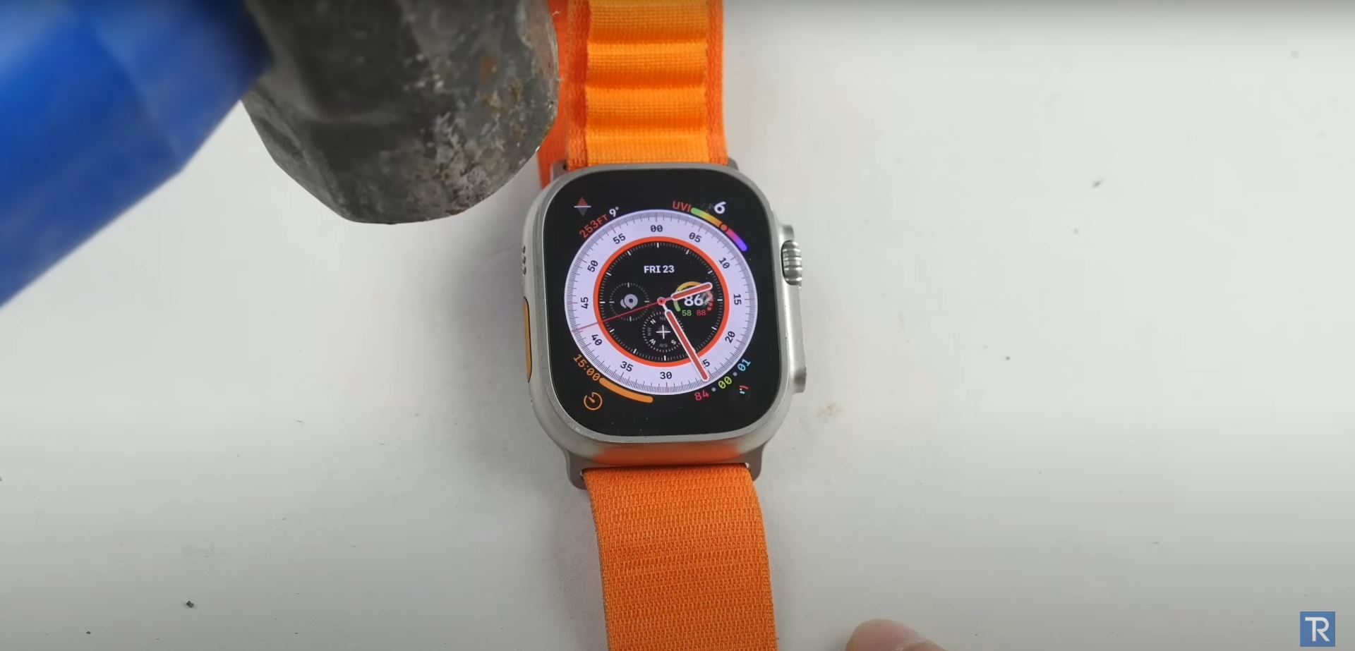 ยูทูบเบอร์ใช้ค้อนทุบ Apple Watch Ultra เพื่อทดสอบความอึด แต่โต๊ะดันแตกก่อนซะงั้น!