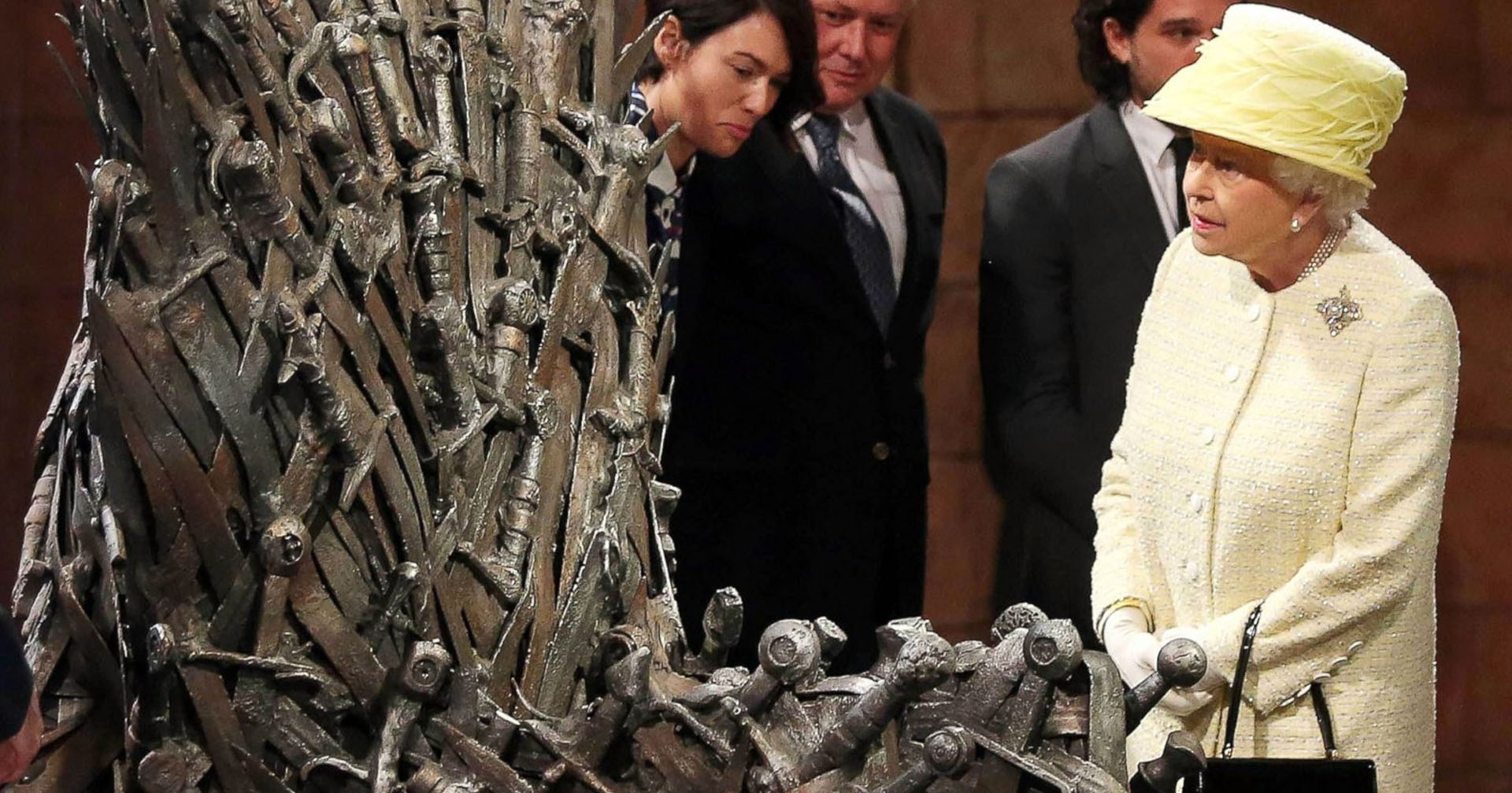 ควีนเอลิซาเบธที่ 2 เคยปฏิเสธการนั่งบนบัลลังก์เหล็กจากซีรีส์ ‘Game of Thrones’