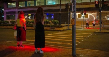 ฮ่องกงทดลองใช้ไฟ LED สีแดงส่องลงพื้นบริเวณทางข้าม ช่วยดึงความสนใจคนที่จดจ่ออยู่กับมือถือ