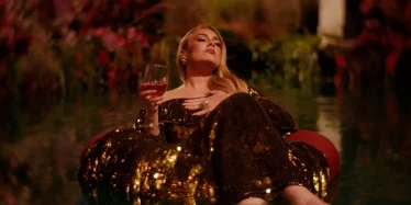 Adele สวยสง่าพร้อมแก้วไวน์ในมิวสิกวิดีโอเพลง “I Drink Wine”