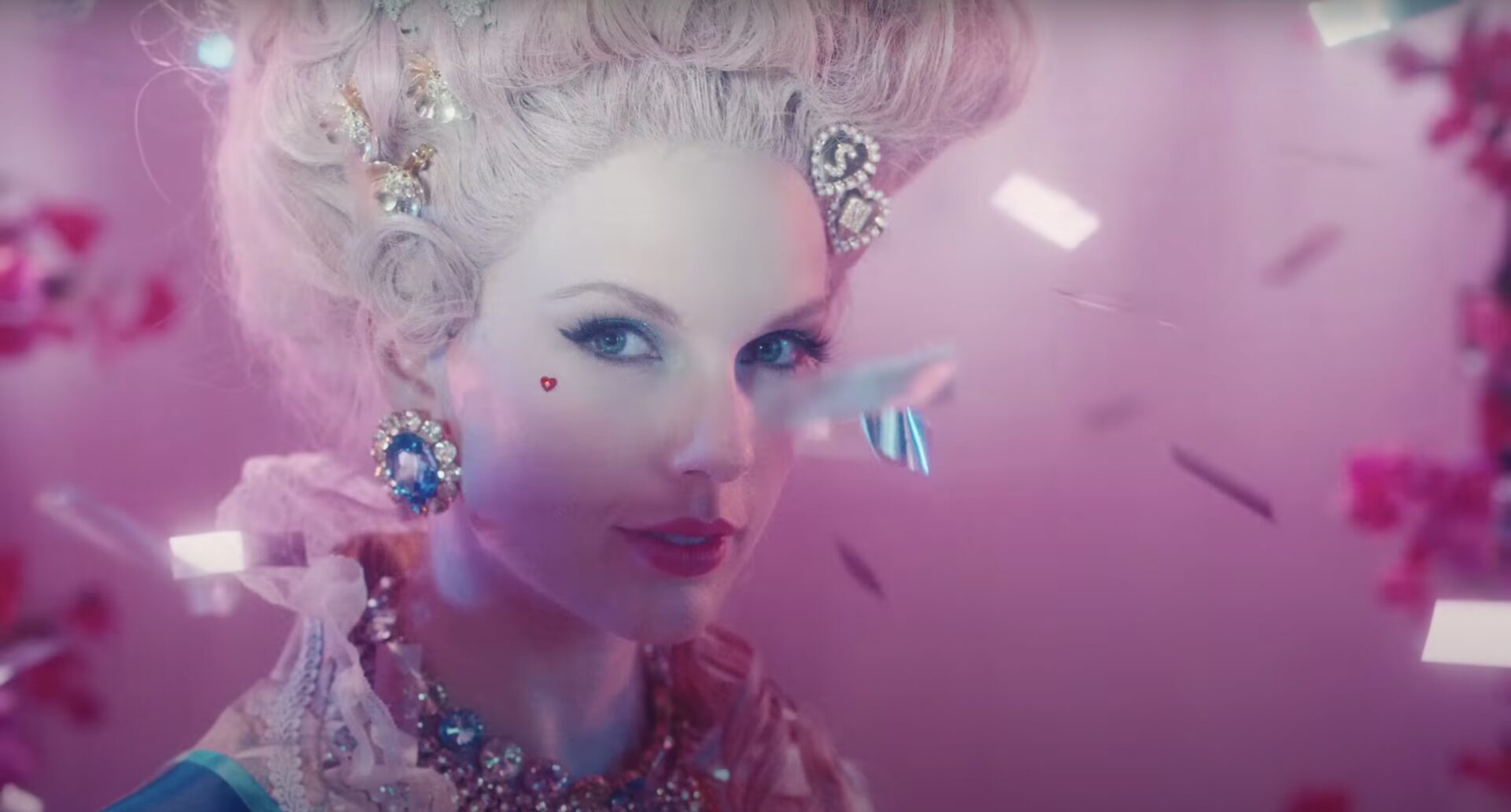 ถอดรหัส “Bejeweled” มิวสิกวิดีโอตัวที่ 2 ของอัลบั้ม ‘Midnights’ จาก Taylor Swift