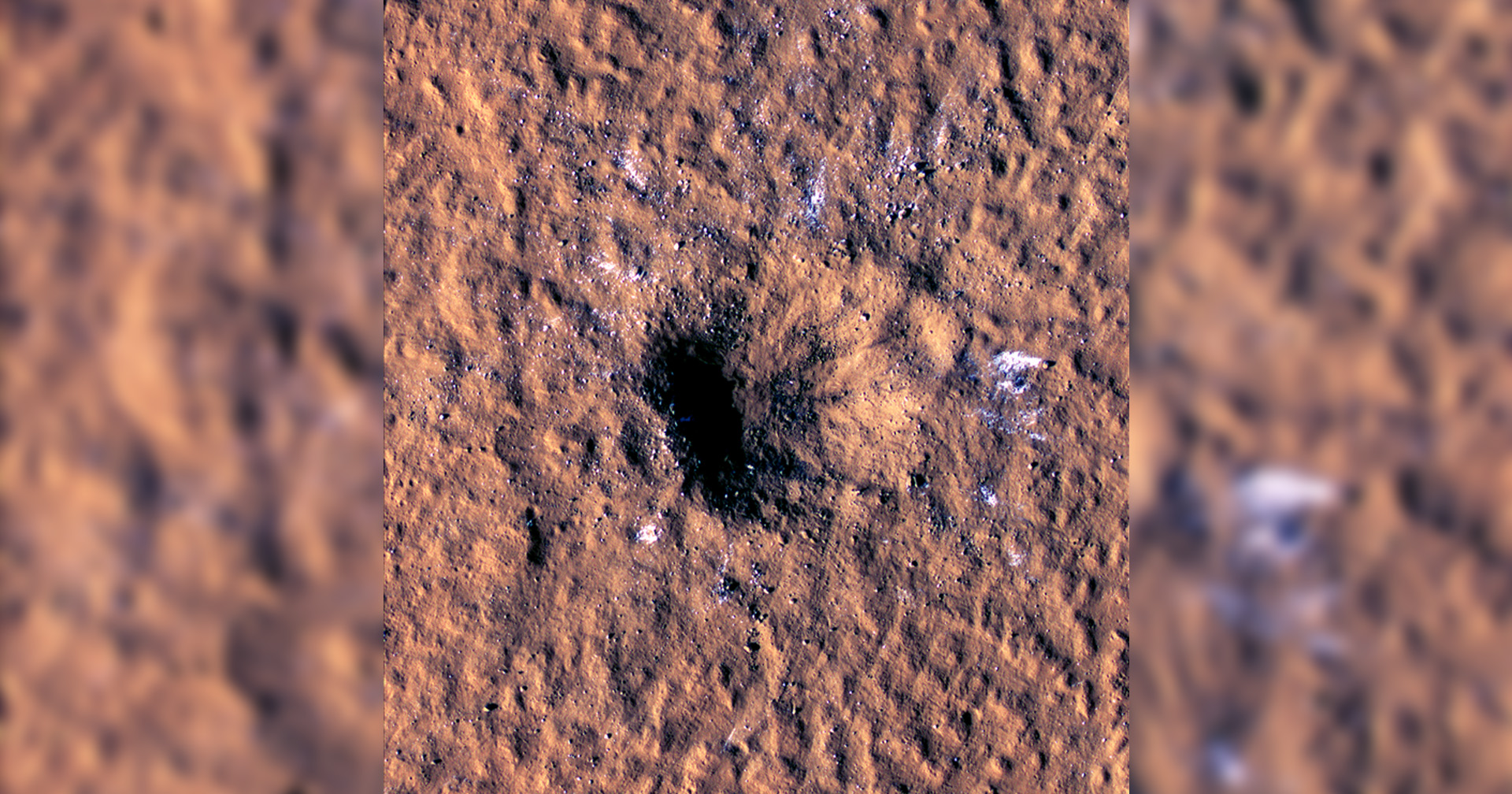 NASA ตรวจพบชั้นน้ำแข็งใกล้เส้นศูนย์สูตรบนดาวอังคาร คาดเกิดจากการชนของอุกกาบาต