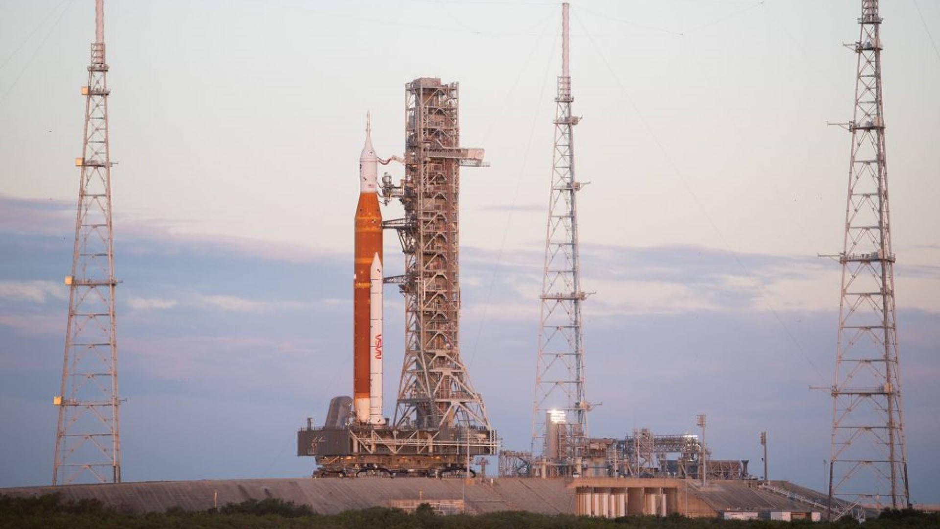 NASA เคลื่อนย้ายจรวด SLS และยาน Orion กลับสู่แท่นปล่อยเตรียมพร้อมภารกิจ Artemis I