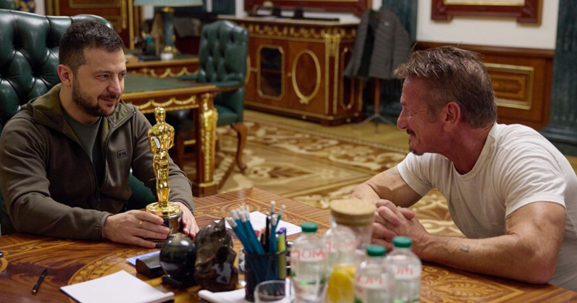 Sean Penn เยือนยูเครนครั้งที่ 3 พร้อมส่งมอบรางวัลออสการ์ถึงมือประธานาธิบดี