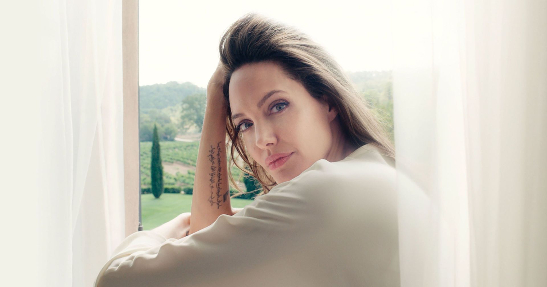 Angelina Jolie เผย เคยเครียดหนักถึงขั้นจ้างนักฆ่ามาสังหารตัวเอง