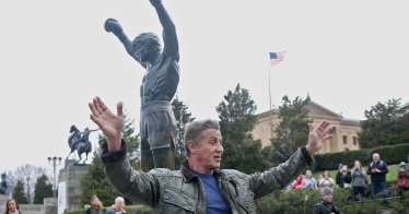 Sylvester Stallone พา 3 ลูกสาวคนสวยและภรรยามาเยี่ยมรูปปั้น Rocky ในเพนซิลวาเนีย