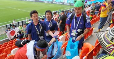 ทำไมน่ารักเช่นนี้ แฟนบอลชาวญี่ปุ่น ช่วยกันเก็บขยะในสนามแข่งบอลโลก หลังคู่ กาตาร์-เอกวาดอร์ แข่งเสร็จ