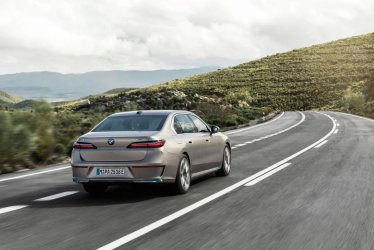 BMW จดสิทธิบัตรนวัตกรรมสร้างพลังงานไฟฟ้าจากถนนพื้นขรุขระให้รถ EV!