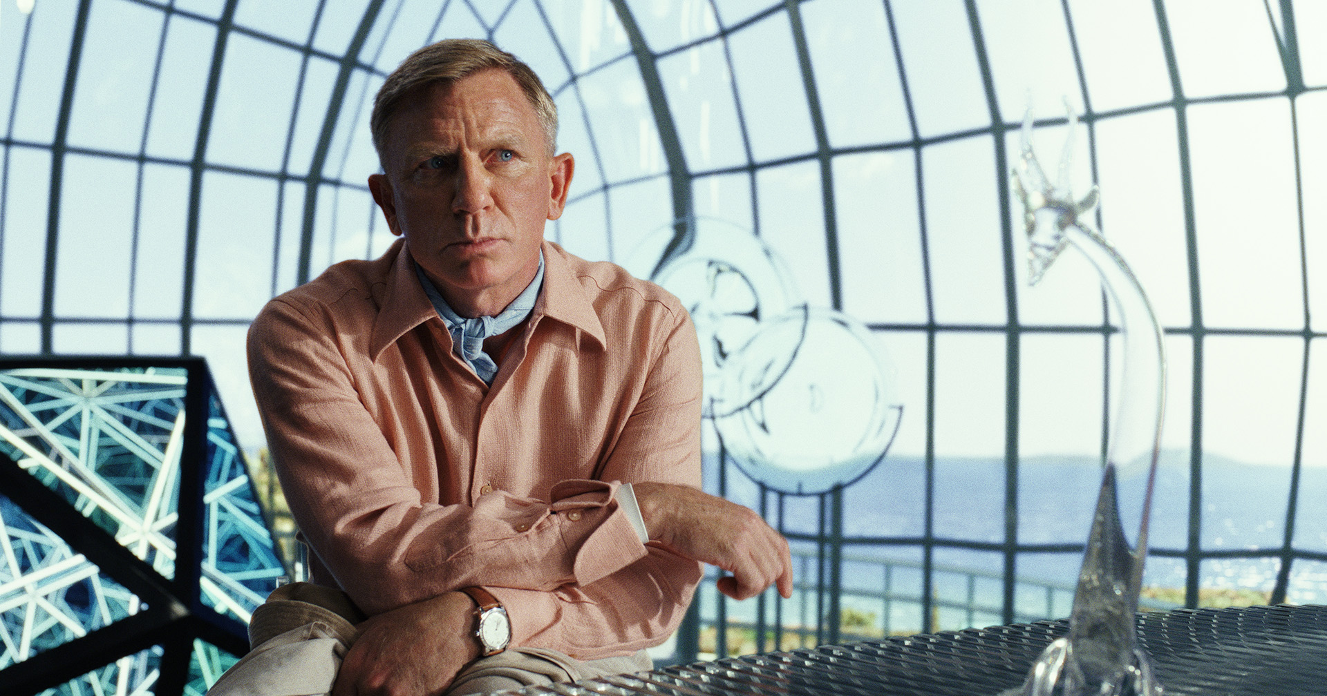 รีวิว] Glass Onion: A Knives Out Mystery - รหัสคดีแสบปั่นมันฮา น้ำหูน้ำตาไหลตั้งแต่เปลือกนอกถึงแกนใน - BT beartai