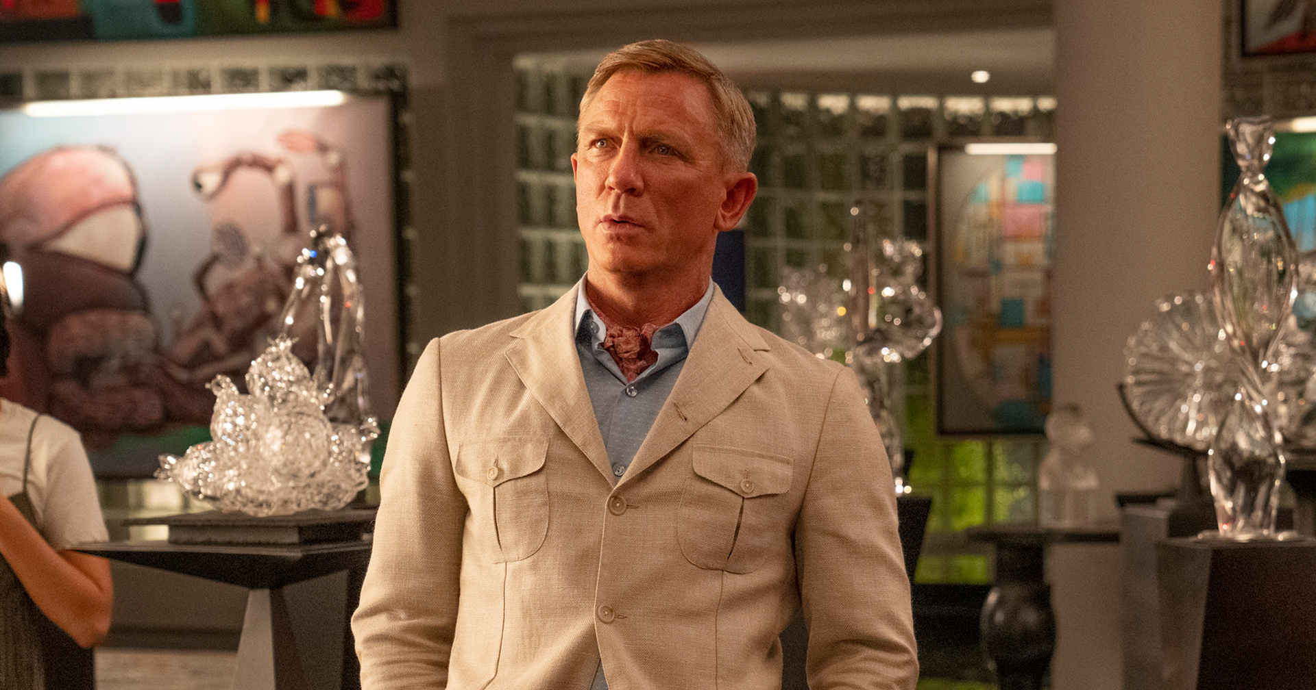 Daniel Craig เผย “สนุกมาก” ที่ได้กลับมาเป็นนักสืบอีกครั้งใน ’Glass Onion: A Knives Out Mystery’