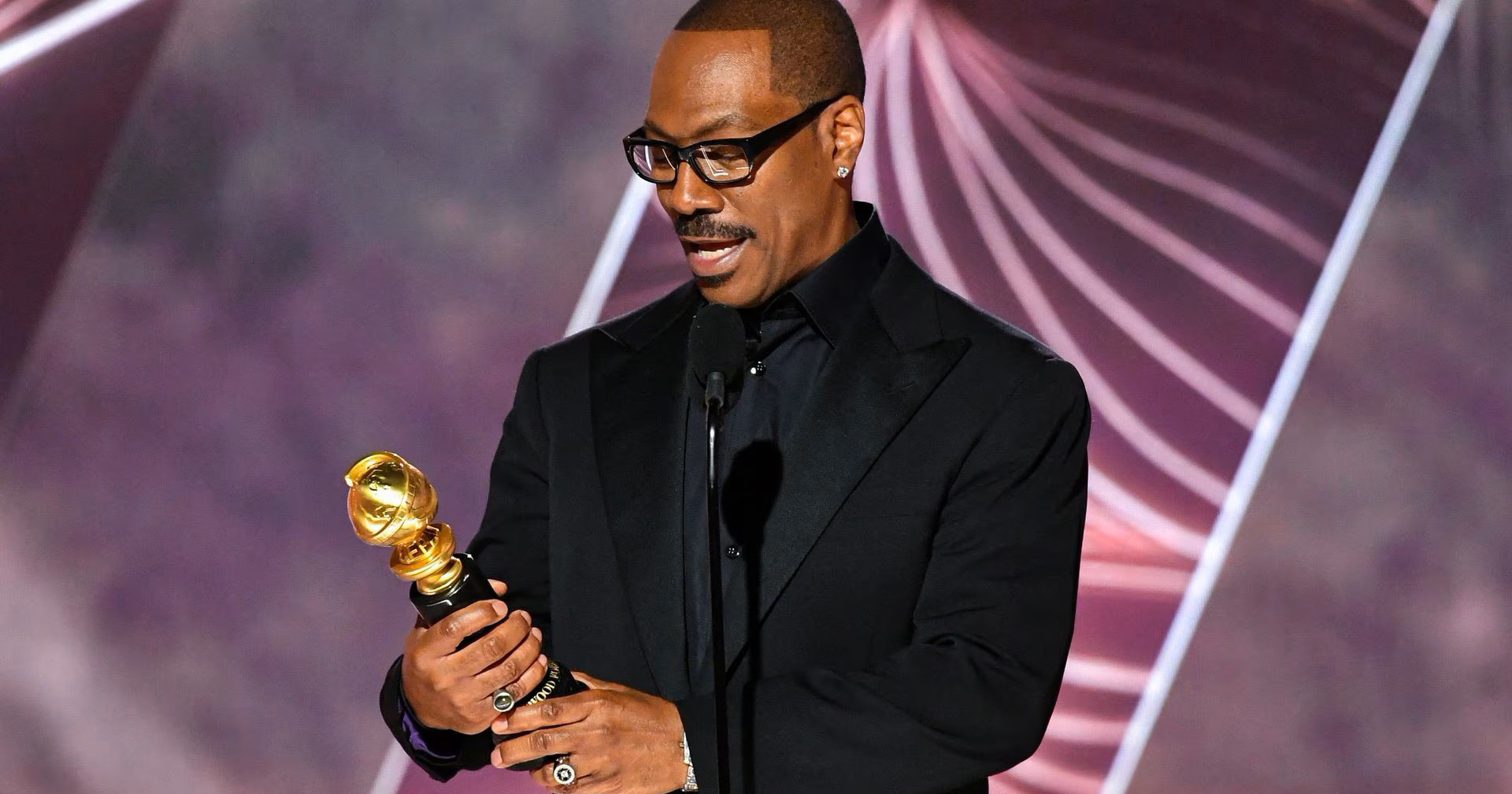 Eddie Murphy แซวแรง! เล่นมุกจิกกัด Will Smith บนเวทีลูกโลกทองคำ 2023