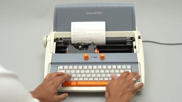 ‘Ghostwriter’ เครื่องพิมพ์ดีดที่ถูกดัดแปลงผสาน AI ใช้การพิมพ์ข้อความตอบคำถามมนุษย์!
