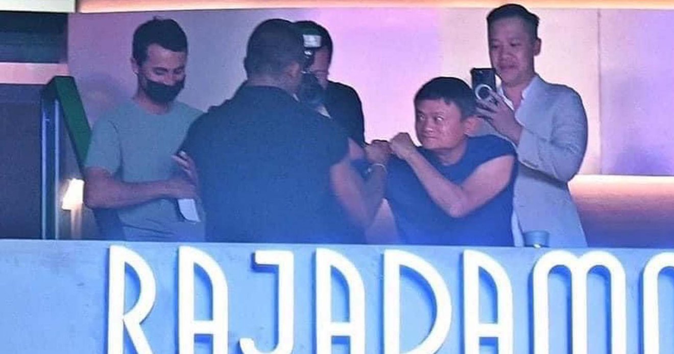 Mr Jack Ma was photographed with his fists raised while facing legendary Muay Thai boxer Buakaw Banchamek