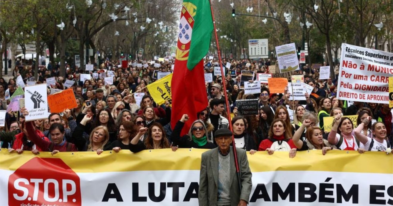 Public school workers demonstrate for better salaries and working conditions