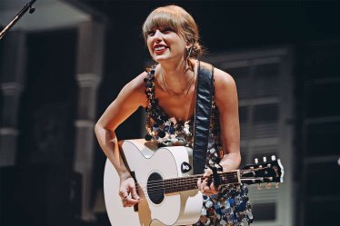 Taylor Swift โผล่เซอร์ไพรส์ในคอนเสิร์ตของ The 1975 เล่นเพลง “Anti-Hero” เป็นครั้งแรก