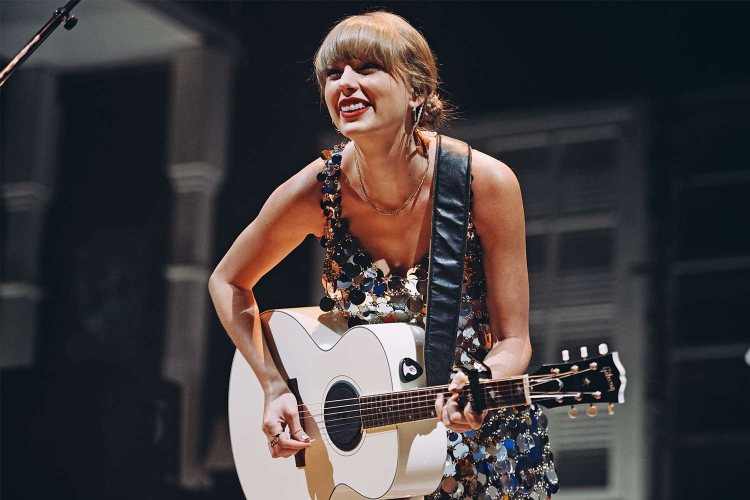 Taylor Swift โผล่เซอร์ไพรส์ในคอนเสิร์ตของ The 1975 เล่นเพลง “Anti-Hero” เป็นครั้งแรก