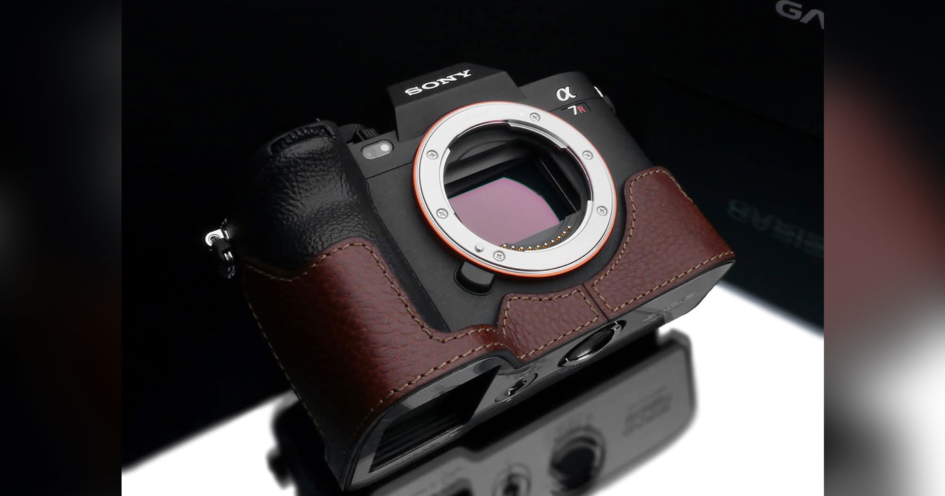 เสริมหล่อให้กล้องคู่ใจ ด้วย Gariz Half Case หนังแท้ตรงรุ่น สำหรับ Sony a7R V