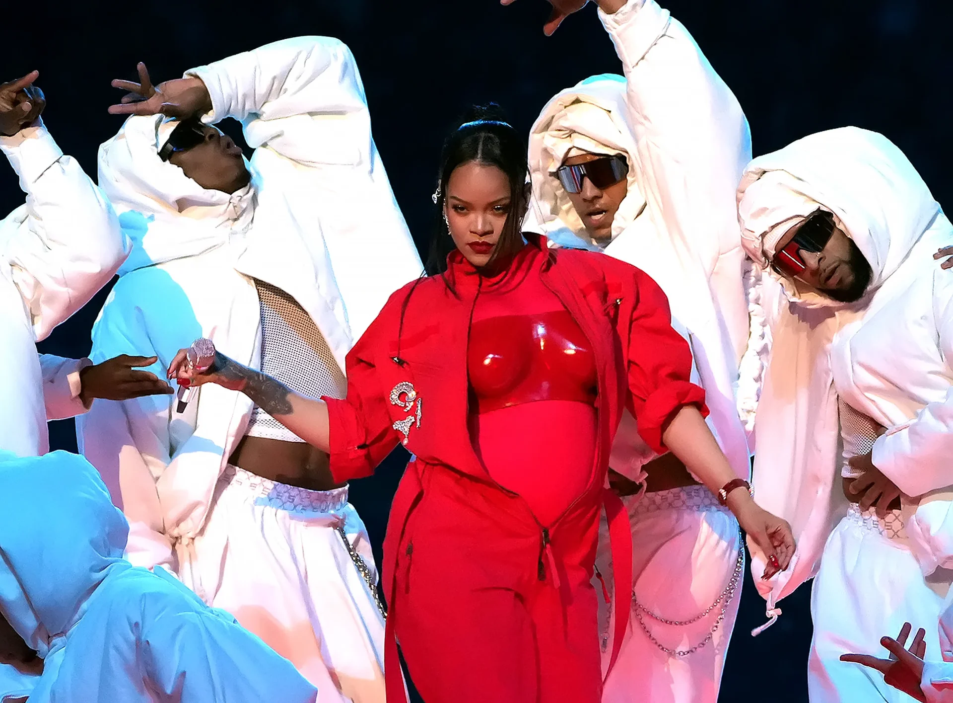 แดนเซอร์ของ Rihanna ไม่รู้เลยว่าเธอกำลังตั้งครรภ์อยู่ตอนโชว์ Super Bowl