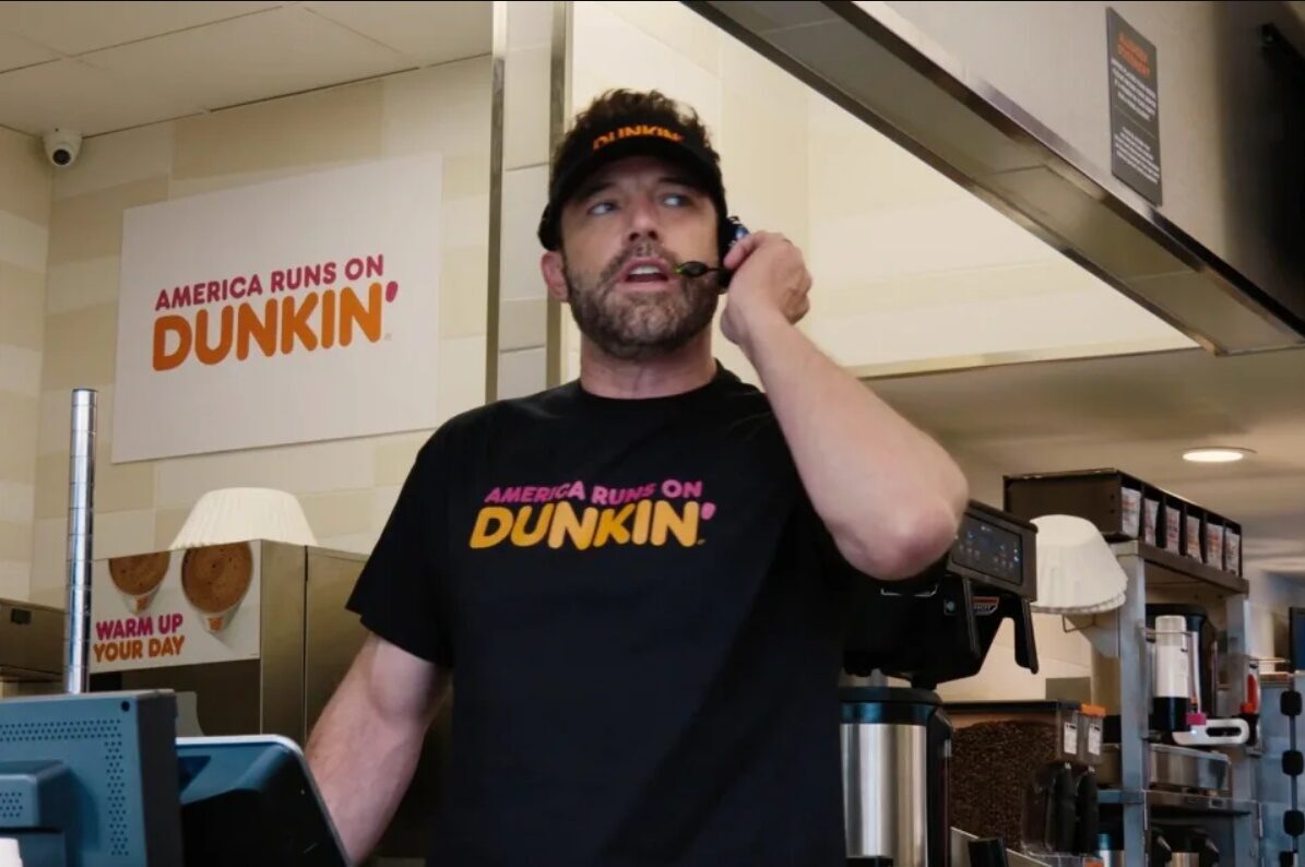 Ben Affleck ควงคู่ Jennifer Lopez ออกโฆษณา “Dunkin” ในช่วงพักเบรก Super Bowl