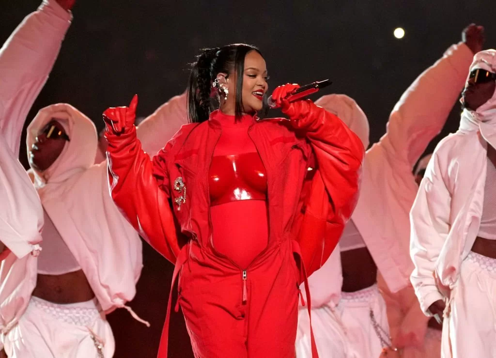 Rihanna แบกท้องลูกคนที่ 2 ขณะขึ้นเวที Halftime Show