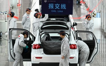 จีนก้าวขึ้นมาเป็นผู้นำอุตสาหกรรมรถยนต์ไฟฟ้าได้อย่างไร?​ แล้วประเทศอื่นทำตามได้ไหม?