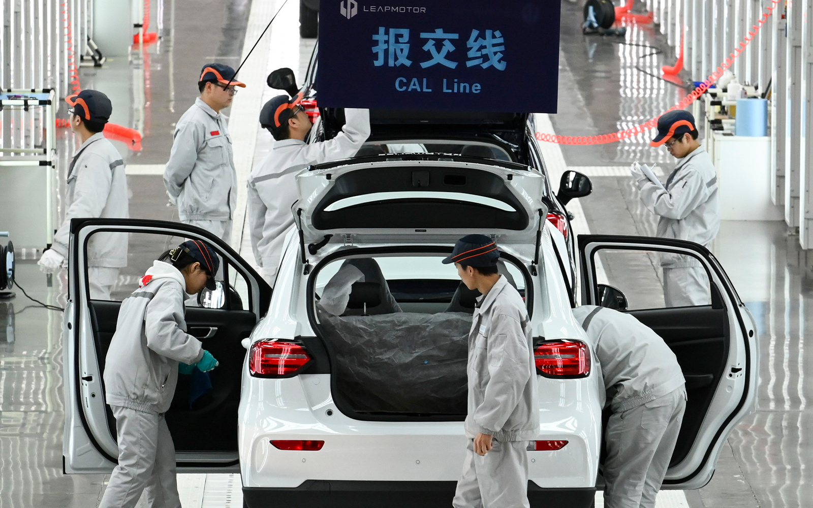 จีนก้าวขึ้นมาเป็นผู้นำอุตสาหกรรมรถยนต์ไฟฟ้าได้อย่างไร?​ แล้วประเทศอื่นทำตามได้ไหม?