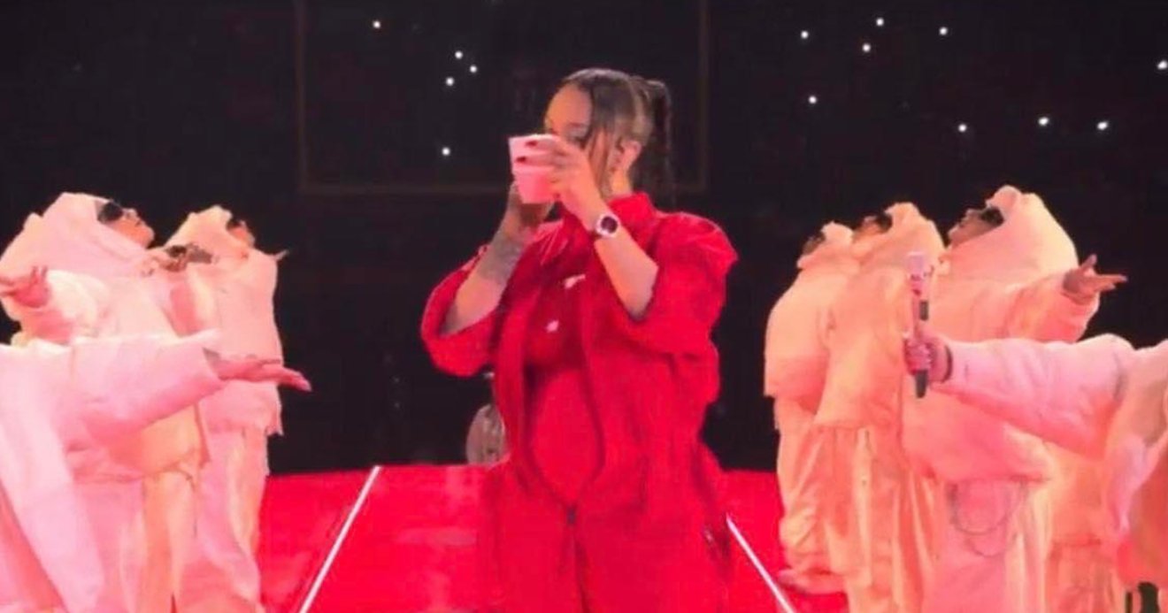 Rihanna โชว์เติมแป้งบนเวที Halftime Show การแสดงไม่หวือหวา แต่ก็ชวนให้หายคิดถึงเธอ 