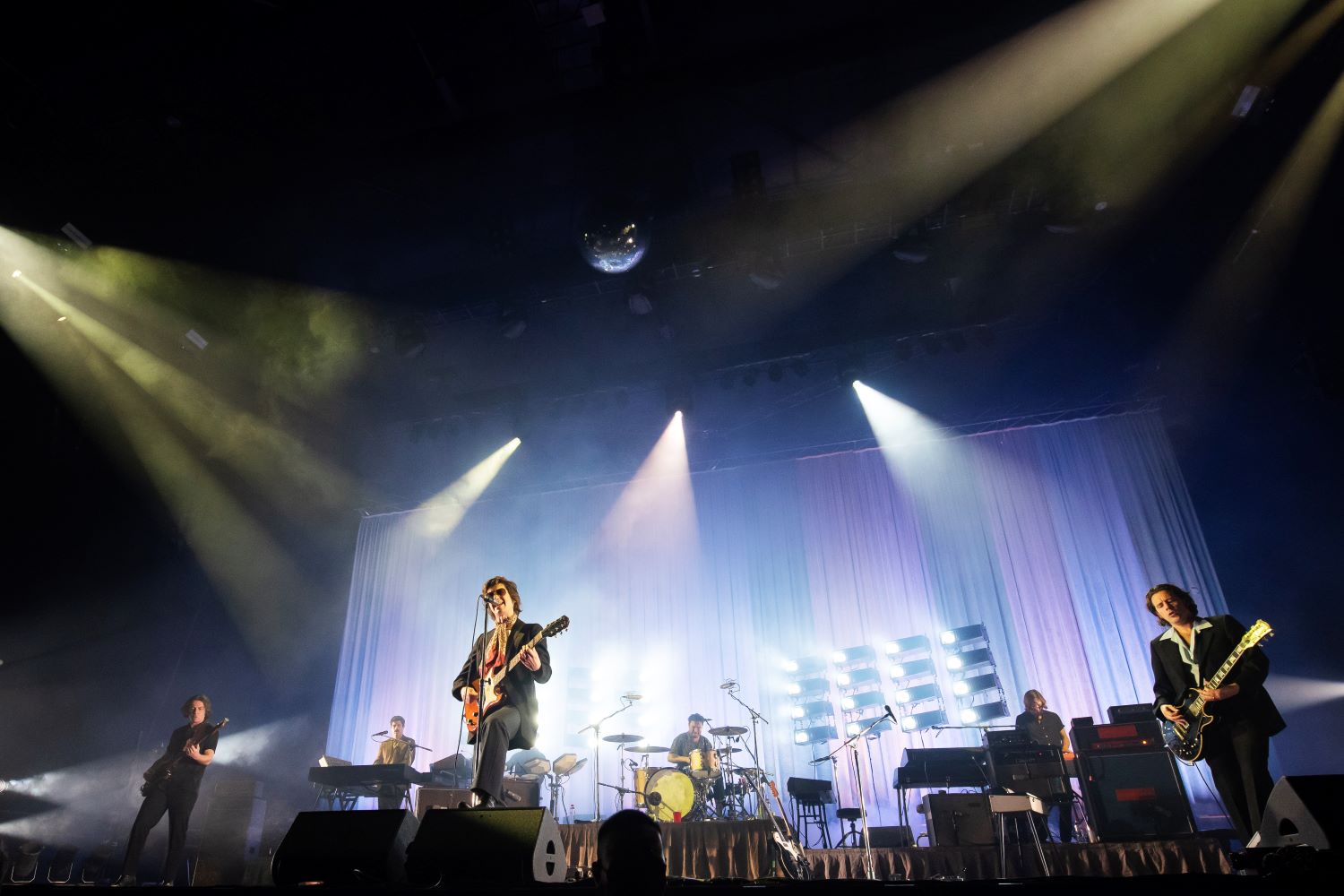 รีวิวคอนเสิร์ต ‘Arctic Monkeys Live in Bangkok’ สุดฟินและสุดมันส์กับโชว์แรกในไทยที่ขน 21 บทเพลงมาบรรเลงอย่างประทับใจ