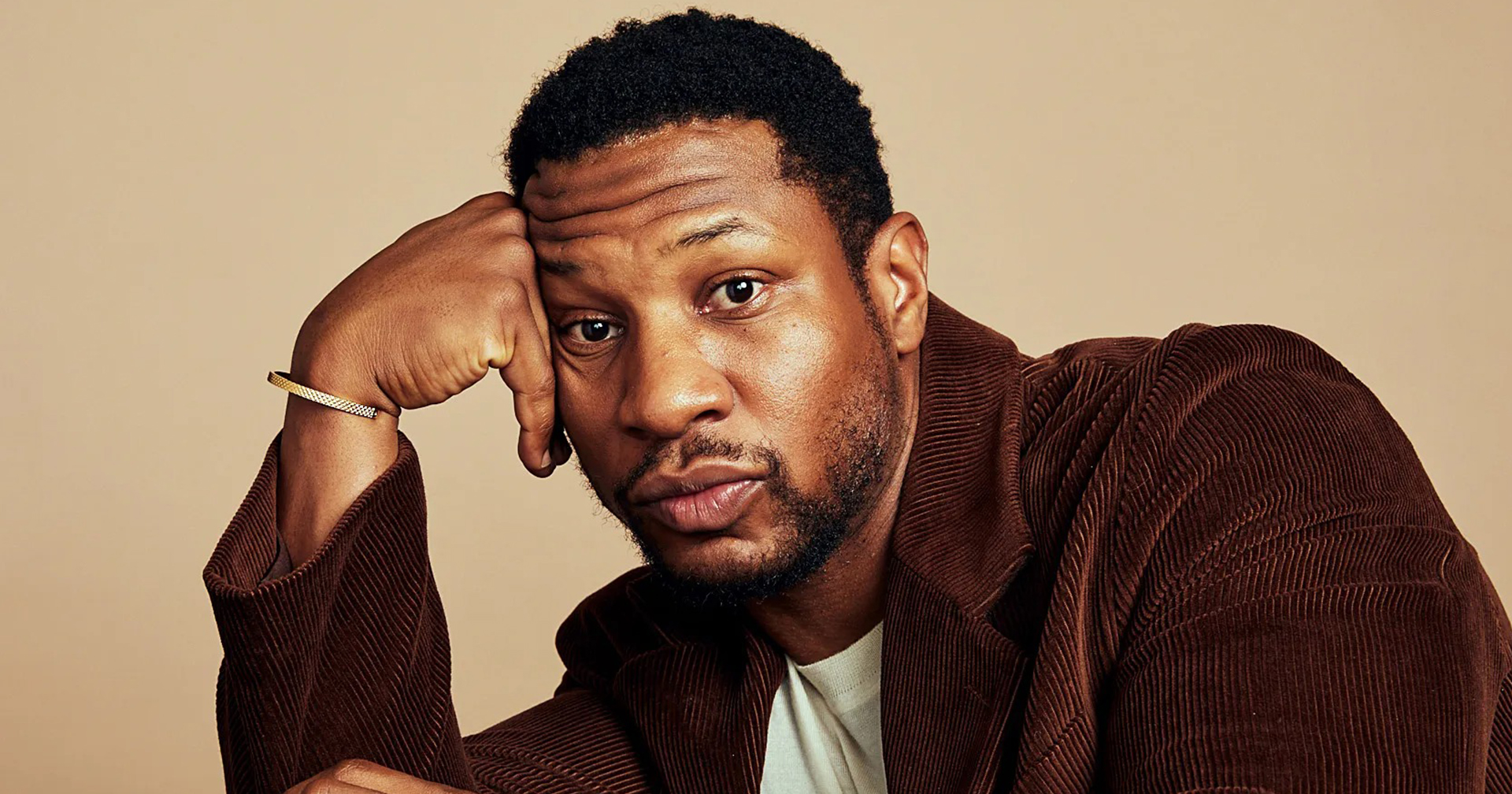 Jonathan Majors ถูกตำรวจจับกุมข้อหาทำร้ายร่างกายผู้หญิง ตัวแทนแจง “ไม่ได้ทำผิด – เตรียมแก้ต่างล้างมลทิน”