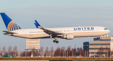 United Airlines Flight 129 ลงจอดฉุกเฉินหลังพบว่าเครื่องยนต์ไฟไหม้