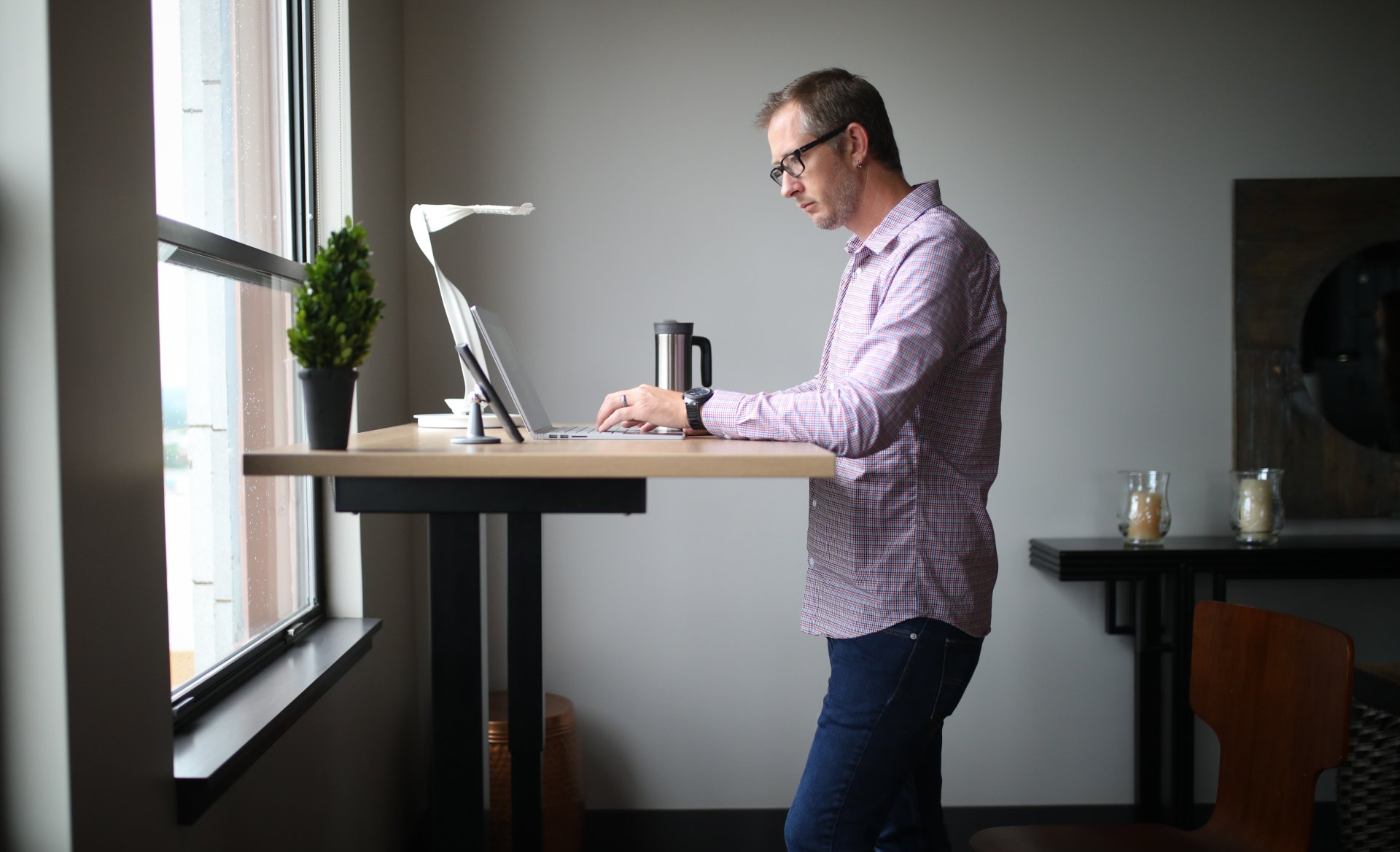 Standing Desk โต๊ะยืนทำงาน เทรนด์ใหม่แก้ออฟฟิศซินโดรม ดีจริงหรือแค่เทรนด์