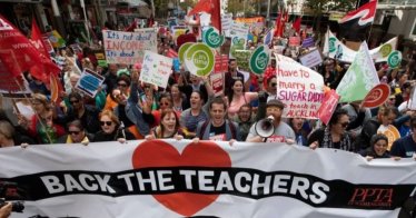 <strong>ครูในนิวซีแลนด์หลายหมื่นคน รวมตัวประท้วงขอขึ้นค่าจ้าง หลังค่าครองชีพในประเทศเพิ่มสูงขึ้น</strong>