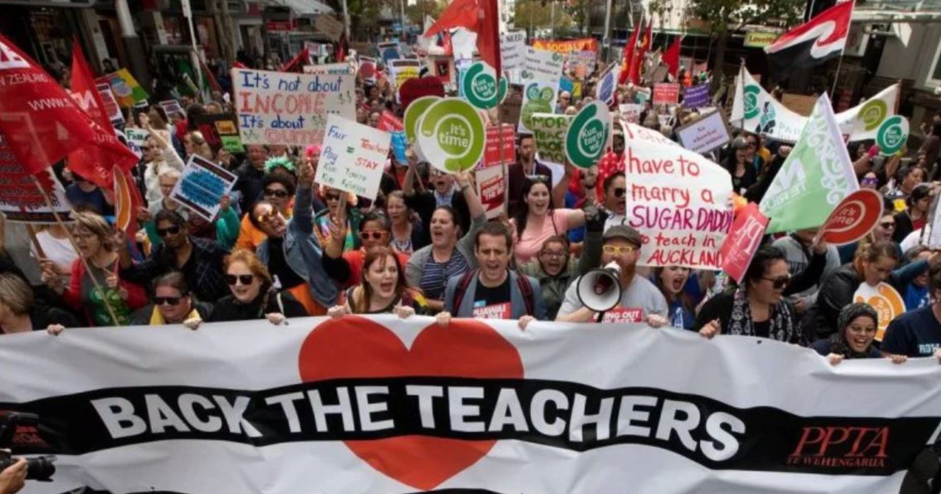 ครูในนิวซีแลนด์หลายหมื่นคน รวมตัวประท้วงขอขึ้นค่าจ้าง หลังค่าครองชีพในประเทศเพิ่มสูงขึ้น