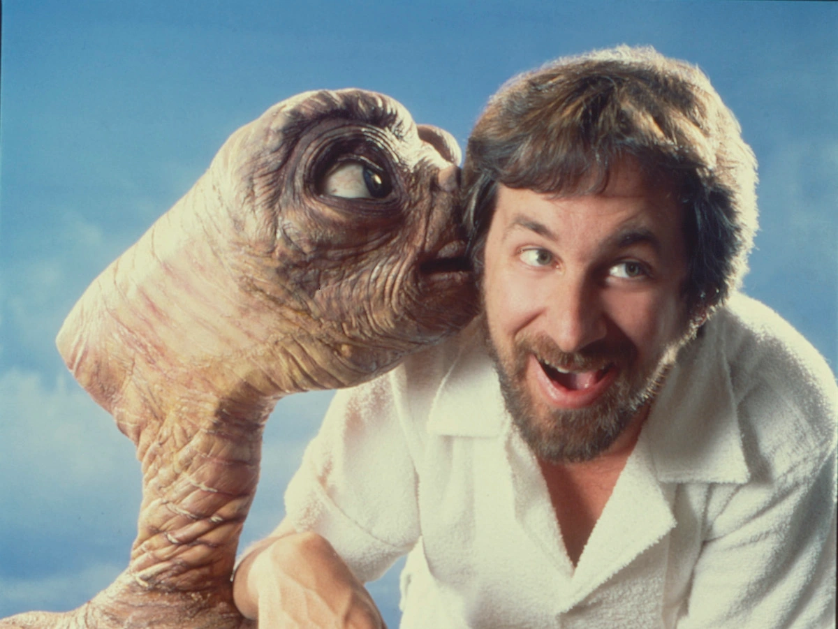 Steven Spielberg เผยว่ามันเป็นความผิดพลาดที่ตัดต่อเอาปืนออกไปจากหนังเรื่อง ‘E.T.’