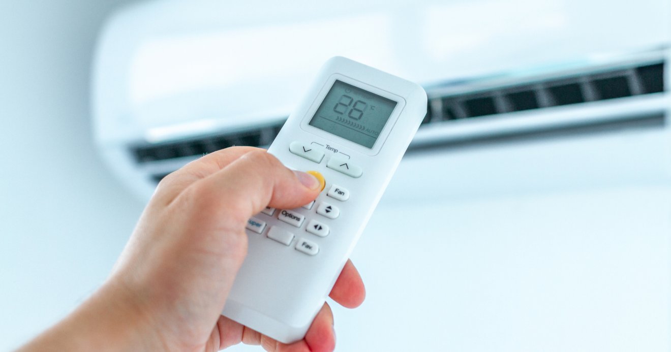 air-conditioner-temperature-adjustment-with-remote-controller