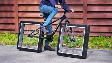 ยูทูบเบอร์ไอเดียบรรเจิด ประดิษฐ์ ‘จักรยานล้อเหลี่ยม’ ที่ปั่นบนถนนจริงได้!