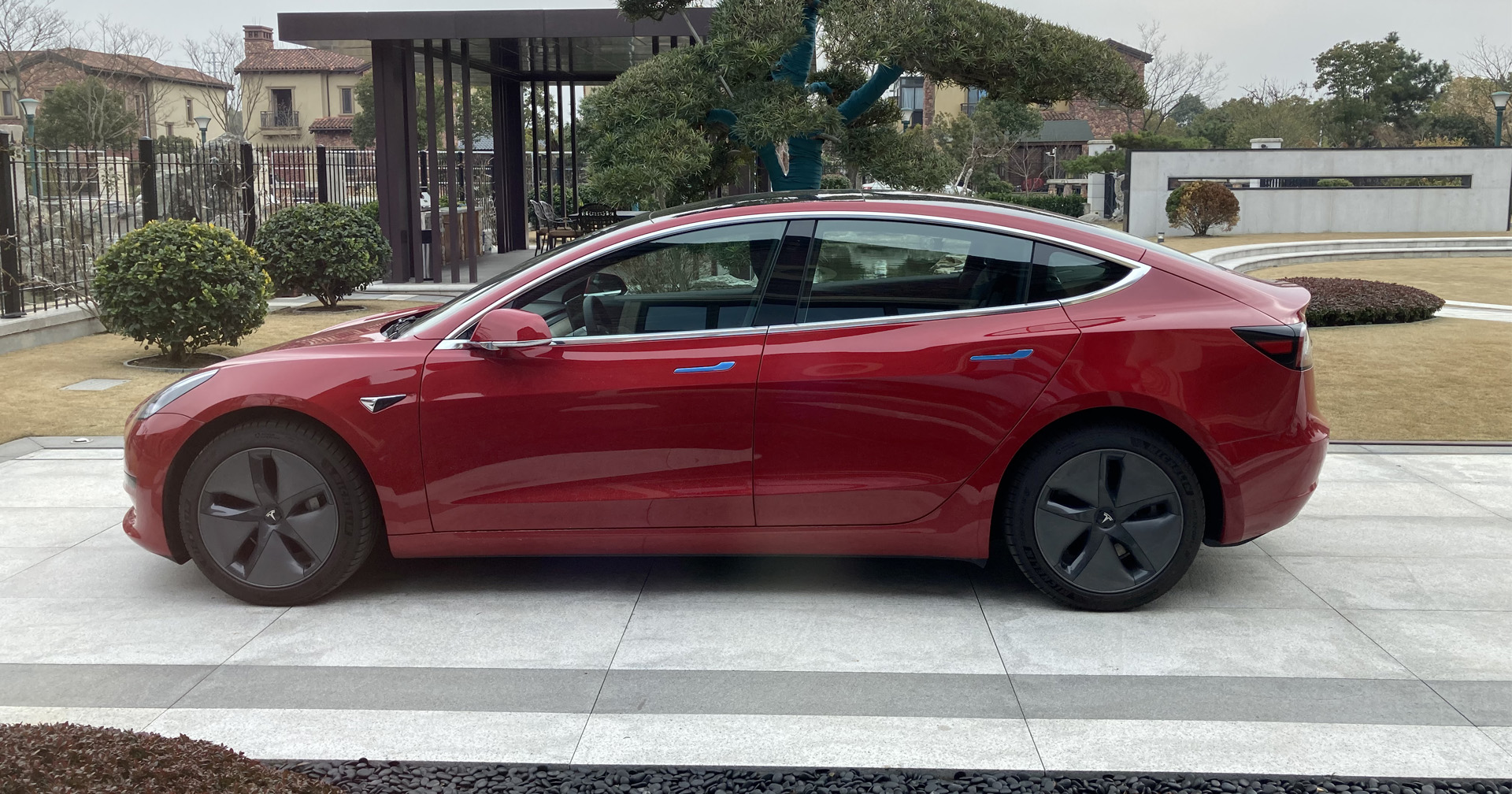 Tesla Model Y ขึ้นแท่นเป็นรถยนต์ที่ขายดีที่สุดในโลก และเป็น EV คันแรกที่ทำได้