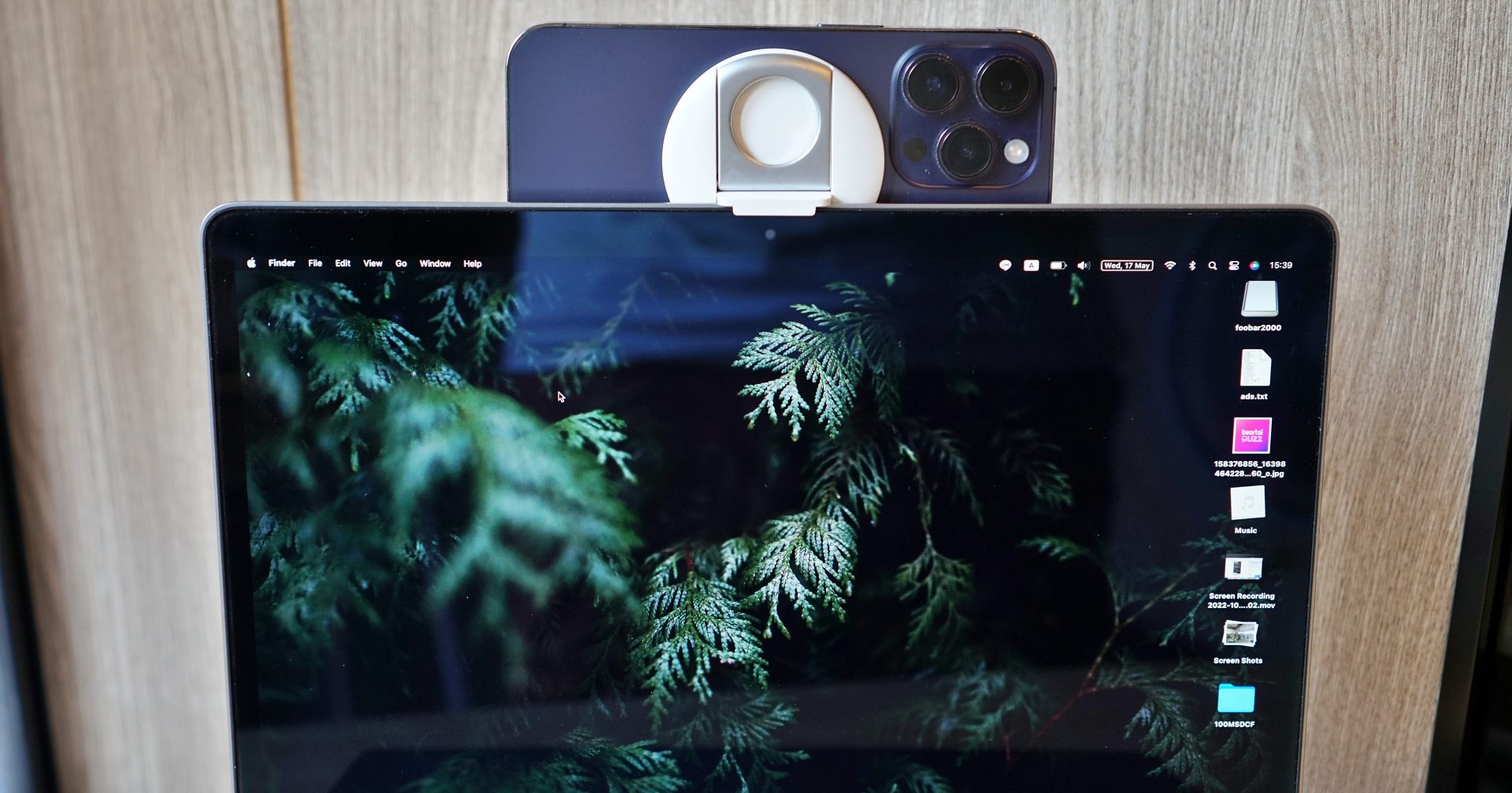 รีวิว Belkin iPhone Mount with MagSafe อุปกรณ์เสริมให้ใช้ไอโฟนเป็น Webcam กับแมคได้!