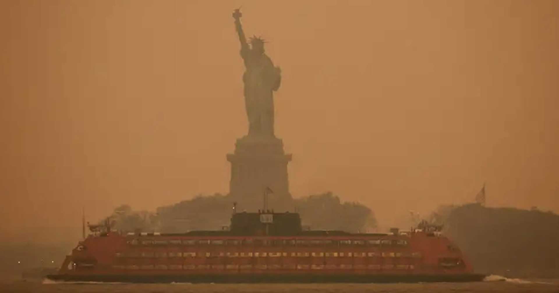 ไฟป่าแคนาดาพัดหมอกควันเข้าปกคลุมเมืองนิวยอร์ก ส่งผลให้ท้องฟ้าทั้งเมืองกลายเป็น ‘สีส้ม’