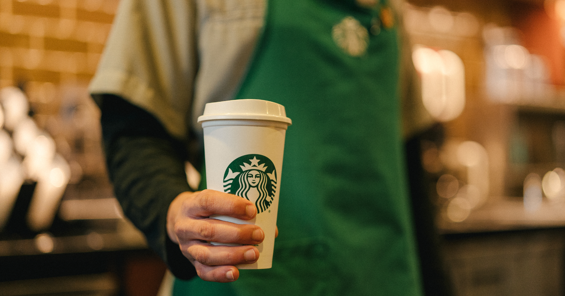 พนักงาน Starbucks เตรียมหยุดงานประท้วง หลังถูกห้ามตกแต่งร้านฉลอง Pride Month